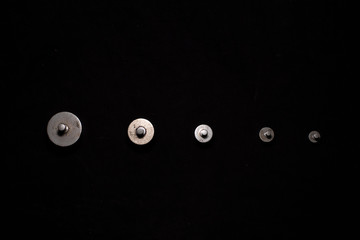 Naklejka premium Top down image of different weights are arranged in descending order in a dark copy space background. Product photography.