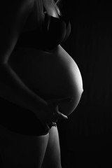 Barriga de embarazada a contraluz