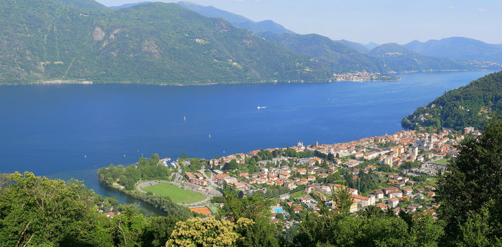 Panoramafoto mit Blick auf Cannobio, Cannobino M&uuml;ndung und Luino am Lago Maggiore und auf die umliegenden Berge und den See