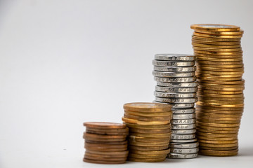 Dinheiro Moedas do banco central do brasil empilhadas  em fundo branco