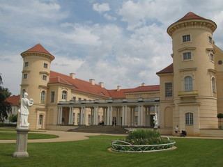Fototapeta na wymiar Säulen am Schloss und Schlosspark Rheinsberg