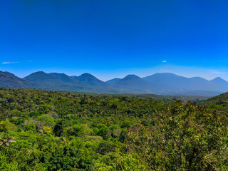 Fototapeta na wymiar Panoramica de cordillera volcanica en El Salvador volcán de Izalco, Santa Ana Cerro verde y montañas