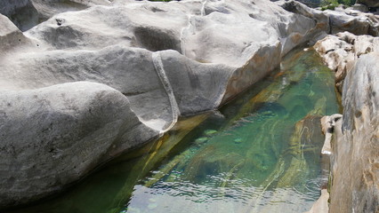 vom Wasser geformte Felsen mit smaragdgrünem Wasser im Verzasca Tal, einem Seitental am Lago Maggiore