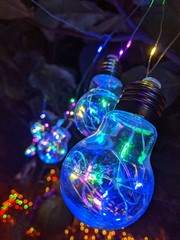 Close up de focos con luces navideñas para ambiente navideño