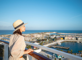 Obraz premium Young girl looking at the view