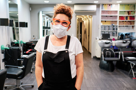 hairdresser ready to attend clients using face mask - social distancing concept