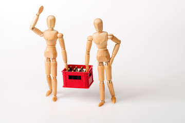 Gliederfiguren tragen einen Bierkasten