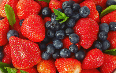 Obraz premium strawberries and blueberries in a bowl isolated on white