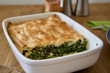 Blätterteigspinatauflauf mit Feta, Lachs und Frühlingszwiebeln in der Ofenform