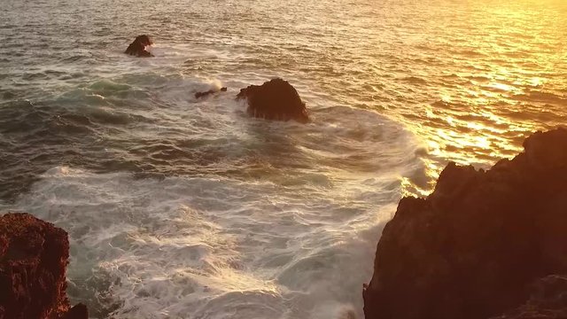 Rocas de la costa con puesta de sol