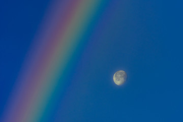 Regenbogen neben dem Mond