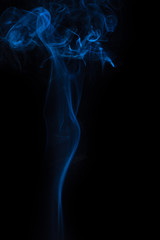 Obraz premium The movement of the smoke on a black background .