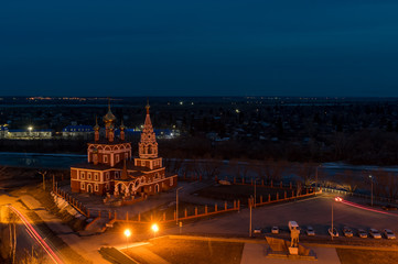 Fototapeta na wymiar the Orthodox Church in the city at night