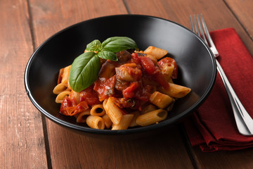Delizioso piatto di pasta con salsa alle melanzane, Cucina Italiana