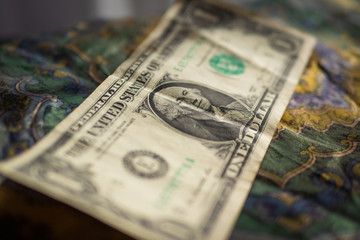 Billete de un dólar americano sobre tela verde.