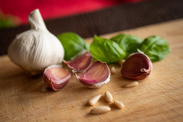 Ingredientes para cocinar salsa pesto.