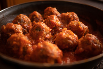 Albóndigas veganas de lentejas con salsa de tomate.