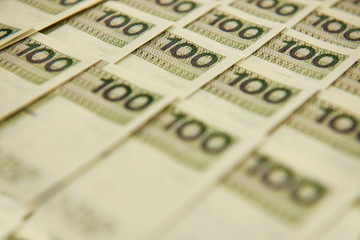 Równo ułożone banknoty o nominale sto złotych