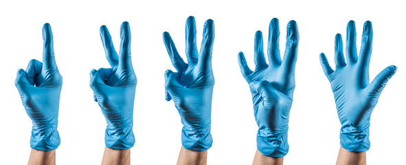 Varias manos con guantes de látex contando del uno al cinco con los dedos.