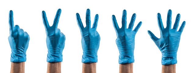 Varias manos con guantes de látex contando del uno al cinco con los dedos.