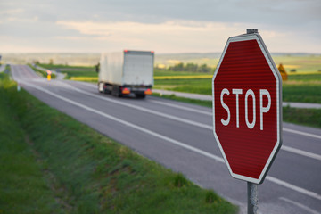  Znak stop przy ruchliwej drodze