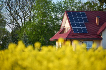 Panele fotowoltaiczne umieszczone na dachu domu
