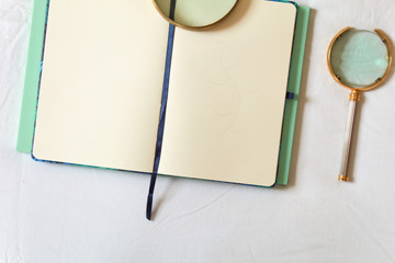 Imagen elegante de un espacio de trabajo con elementos de investigación como un cuaderno para un...