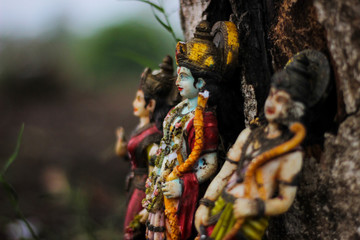 Fototapeta na wymiar lord Ram, Seeta, and Lord lakshman statue under a tree
