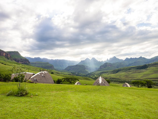 S&uuml;dafrika, KwaZulu-Natal, Giants Castle Game Reserve, Didima Resort in gr&uuml;ner Berglandschaft, Didima Resort