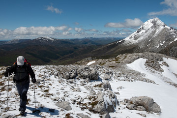 Fototapeta premium Alpinista wyznaczający trasę z widokami na dno szczytu Espigüete o wysokości 2450 m npm, w Parku Narodowym Palentina Mountain, w Kantabryjskim paśmie górskim.