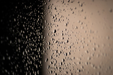 Gotas de agua en el cristal de una ventana después de una tormenta con desenfoque