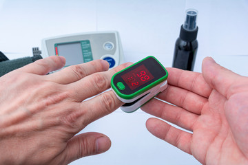 The process of measuring the level of oxygen in the blood. Concept. A pulse device for measuring human oxygen saturation. Decreased oxygenation is a sign of pneumonia. Diagnosis of Covid 19