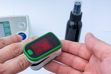 The process of measuring the level of oxygen in the blood. Concept. A pulse device for measuring human oxygen saturation. Decreased oxygenation is a sign of pneumonia. Diagnosis of Covid 19