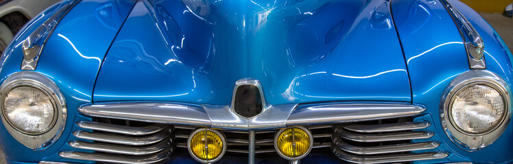 Obraz na płótnie Canvas Frente de carro antigo azul
