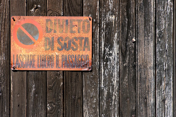 italian no parking sign on wood background