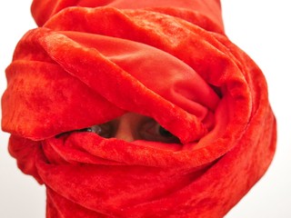 AUgen hinter Stoffwickel im Kopf