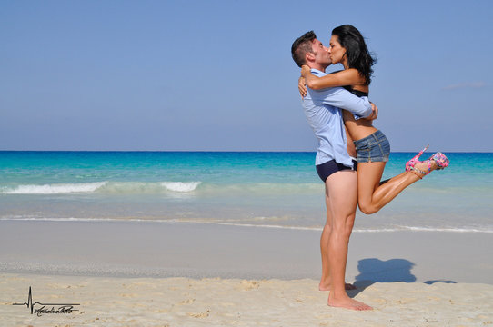 La nostra foto preferita dove simboleggia amore e serenit&agrave; davanti ad uno splendido mare egiziano , MARSA MATROUH. 
