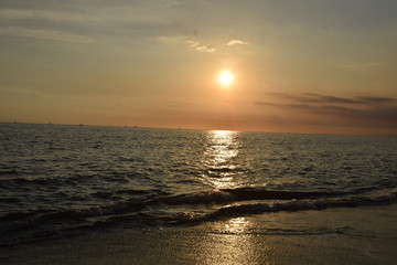 Obraz premium beach with a sunset background
