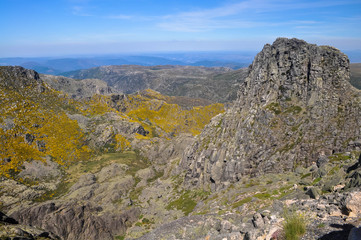 Fototapeta premium Rocky mount on the backdrop of the blue sky coated with yellow grass