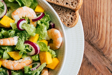 Salade avec des crevettes fraiches de l'avocat et des oignons rouge - Repas sain et équilibré