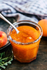 Confiture d'abricots fait maison dans un bocal en verre