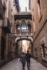 Fototapeta na wymiar Couple enjoying a walk in the Gothic Quarter of Barcelona