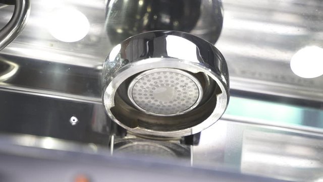 purga de agua en maquina de caf&eacute; espresso para limpieza, plano detalle