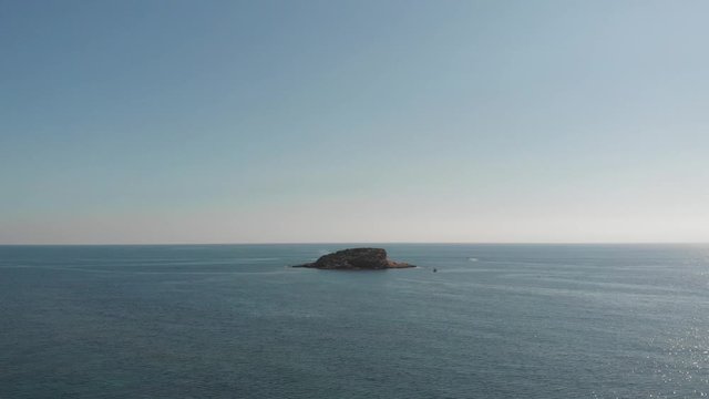 peque&ntilde;a Isla desierta en medio del mar desde vista a&eacute;rea desde dron, Altea