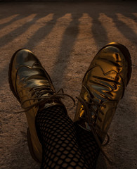 zapatos en puest de sol