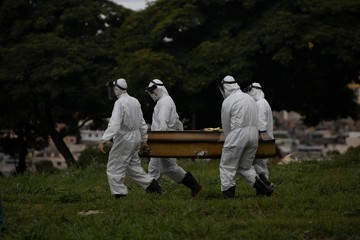 Funcionarios do Cemiterio da Paz em Belo Horizonte MG fazem enterro de vitima do covid 19 sem...