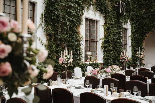 photo of a wedding location with dinner tables