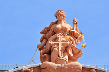 Justitia auf dem Giebel von Schloss Philippsburg in Koblenz, Dikasterialgebäude