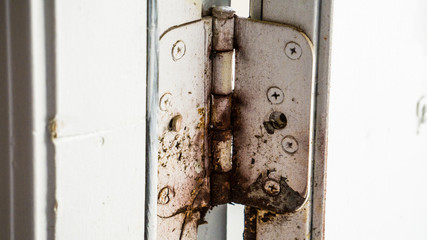 rusty door hinges 