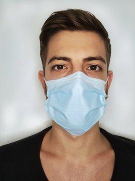 bel ragazzo caucasico si scatta un selfie in quarantena